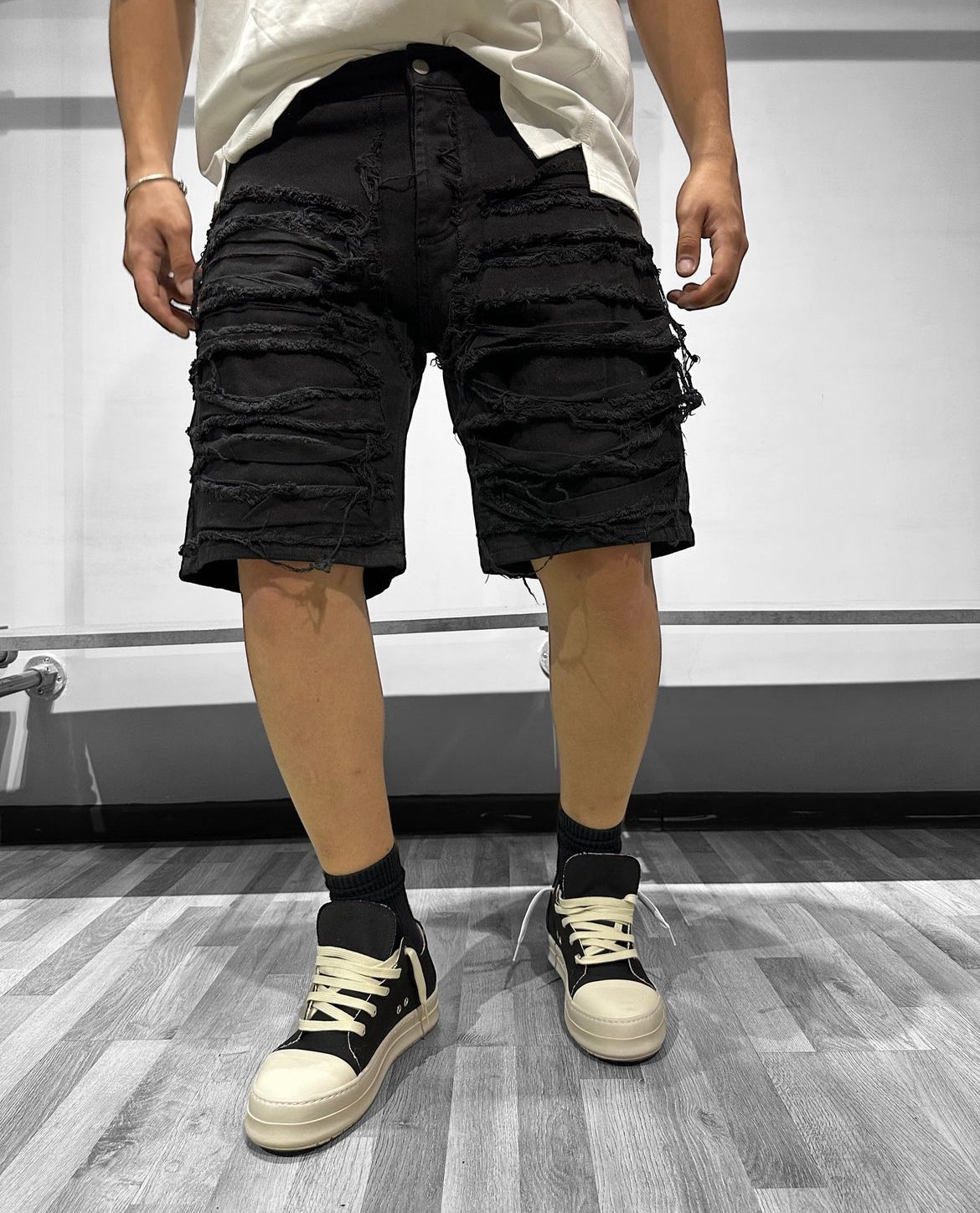 BERMUDA RIPPED BLACK